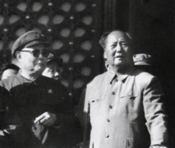 专业炒股配资网 49年，叶剑英抱怨可分配干部太少，毛主席听后写下四个大字交给他