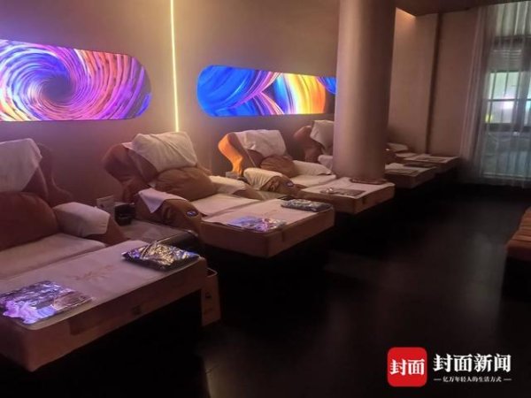 萧山股票配资 这届年轻人爱上足疗店 记者实探：看电影、吃小吃 有情侣把约会地点选在这里